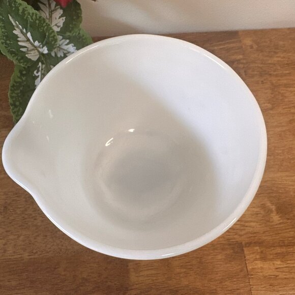 Vintage Pyrex Hamilton Beach Mixing Bowl White Milk Glass Racine Wisconsin 32 oz - Picture 3 of 6